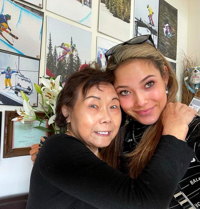 Terlepas dari pujian itu, ada kontroversi yang membayangi prestasinya. Sebelum mewakili China, Eileen Gu adalah atlet ski andalan AS. Lahir di San Fransisco, California, dari ayah berdarah AS dan ibu asal China, ia mendedikasikan masa mudanya untuk mengembangkan karier sebagai atlet ski di Negeri Paman Sam. Namun pada 2019, Eileen yang saat itu berusia 15 tahun memutuskan untuk masuk tim China. Setahun kemudian, karier profesionalnya dimulai. Aku sangat bangga dengan budayaku, juga dengan darah Amerikaku, kata Eileen yang memiliki nama China Gu Ailing tentang keputusannya menjadi representasi China.(Foto: Instagram/@eileen_gu_)