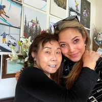 Terlepas dari pujian itu, ada kontroversi yang membayangi prestasinya. Sebelum mewakili China, Eileen Gu adalah atlet ski andalan AS. Lahir di San Fransisco, California, dari ayah berdarah AS dan ibu asal China, ia mendedikasikan masa mudanya untuk mengembangkan karier sebagai atlet ski di Negeri Paman Sam. Namun pada 2019, Eileen yang saat itu berusia 15 tahun memutuskan untuk masuk tim China. Setahun kemudian, karier profesionalnya dimulai. Aku sangat bangga dengan budayaku, juga dengan darah Amerikaku, kata Eileen yang memiliki nama China Gu Ailing tentang keputusannya menjadi representasi China.(Foto: Instagram/@eileen_gu_)
