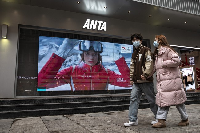 Pujian untuk Eileen Gu langsung membanjiri berbagai platform media sosial China, termasuk Weiboo. Ayahnya kuliah di Harvard, ibunya di Peking University, Stanford, neneknya seorang atlet. Dia juga cantik dan classy, komentar seorang netizen. Para fansnya pun menjuluki Eileen Putri Salju dan menyebutnya pahlawan China. Bahkan sebelum Olimpiade digelar, berbagai papan iklan yang menampilkan sosoknya menghiasi jalan-jalan di kota besar China. (Foto: Getty Images)