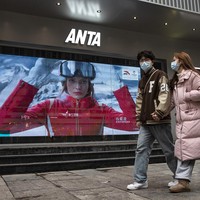 Pujian untuk Eileen Gu langsung membanjiri berbagai platform media sosial China, termasuk Weiboo. Ayahnya kuliah di Harvard, ibunya di Peking University, Stanford, neneknya seorang atlet. Dia juga cantik dan classy, komentar seorang netizen. Para fansnya pun menjuluki Eileen Putri Salju dan menyebutnya pahlawan China. Bahkan sebelum Olimpiade digelar, berbagai papan iklan yang menampilkan sosoknya menghiasi jalan-jalan di kota besar China. (Foto: Getty Images)