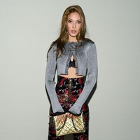 Saat sedang tidak bertanding, Eileen Gu esksis di berbagai karpet merah dan acara fashion. Seperti ketika ia menghandiri fashion show Louis Vuitton di Paris Fashion Week tahun lalu. (Foto: Getty Images For Louis Vuitton/Pascal Le Segretain)