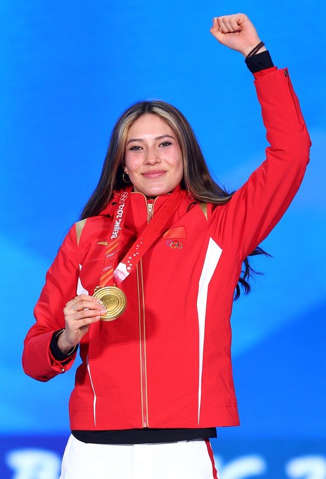 Pada Selasa (8/2/2022), Eileen Gu menorehkan prestasi di cabang Freeski Big Air yang untuk pertama kalinya digelar dalam sejarah Olimpiade. Sebuah medali emas berhasil diraih perempuan 18 tahun ini berkat lompatan double cork 1620 yang dieksekusinya secara sempurna. (Foto: Getty Images/Elsa)