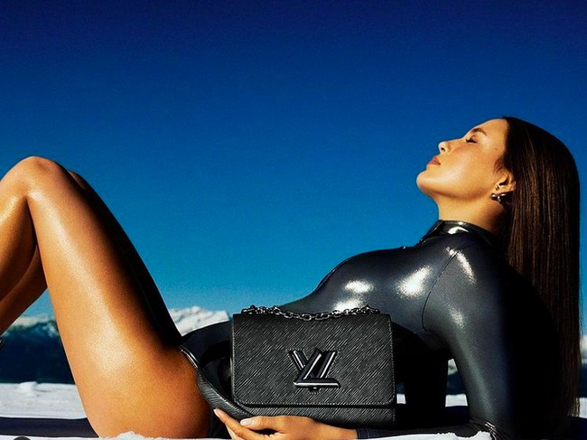 Di luar dunia olahraga, Eileen Gu juga eksis sebagai model dan influencer. Bererapa kali, wajahnya muncul di iklan kampanye tas Louis Vuitton. (Foto: Instagram/@eileen_gu_)