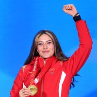 Pada Selasa (8/2/2022), Eileen Gu menorehkan prestasi di cabang Freeski Big Air yang untuk pertama kalinya digelar dalam sejarah Olimpiade. Sebuah medali emas berhasil diraih perempuan 18 tahun ini berkat lompatan double cork 1620 yang dieksekusinya secara sempurna. (Foto: Getty Images/Elsa)