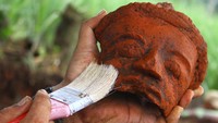 Dari peninggalan tersebut ditemukan Yoni, potongan relief serta struktur bangunan kuno.