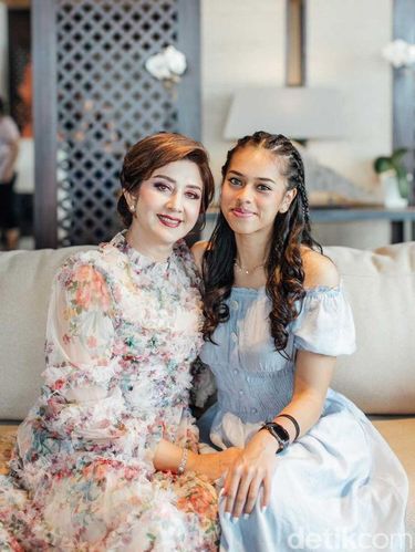 Foto Naama Thalia Hamzah (kanan) bersama neneknya Sakinah Jiwaji (kiri).