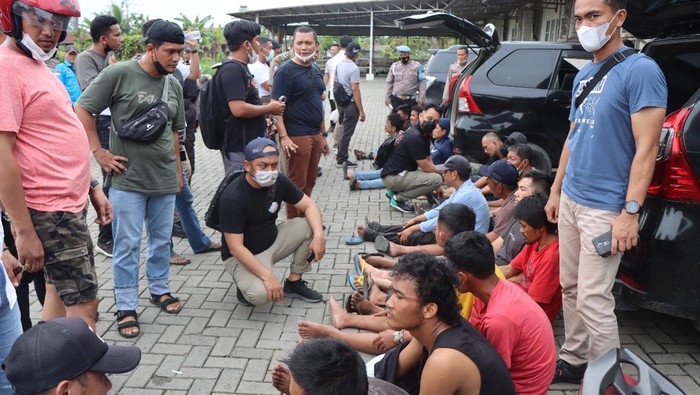 Polisi Melakukan Penggerebekan Kampung Narkoba di Deli Serdang (dok. Humas Polresta Deli Serdang)