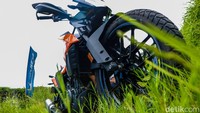 KTM 250 Adventure berhadapan langsung dengan Benelli TRK 251, Kawasaki Versys-X 250, dan juga Honda CRF250 Rally. Namun KTM punya darah adventure yang kuat di mereknya, sehingga KTM 250 Adventure harusnya tampil percaya diri untuk menghadapi para rival sekelasnya.   