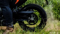 KTM juga menyematkan fitur slipper clutch untuk mencegah slip pada roda belakang ketika pengendara melakukan engine brake dengan menurunkan gigi secara ekstrem di KTM 250 Adventure ini.  