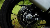 Untuk sistem pengereman menggunakan rem cakram dengan dual-channel ABS (Off-road dan Road Mode), dengan diameter rem depan 320 mm dan rem belakang 230 mm.  