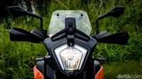 PT Penta Laju Jaya membanderol motor adventure 250 cc teranyar dari KTM ini dengan harga yang cukup menarik. Harga KTM Adventure 250 untuk OTR Jadetabek di Rp 79 juta.   