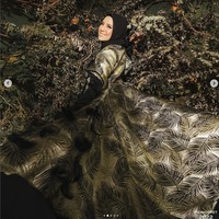 Stylist @meizy_latuconsina yang ikut berperan dalam sesi foto Tya Ariestya ini mengatakan nuansa glamour motif daun perpaduan hijau dan hitam menjadi pilihan untuk mengabadikan penampilan sang artis berhijab. Foto: Dok. Instagram @tya_ariestya.