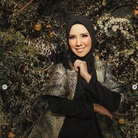 Rio adalah orang yang pertama aku mau bikin video vlog semenjak aku berhijab. Alhamdulillah sekarang lagi belajar, kan diajarkan agama aku untuk menutup aurat. Aku masih belajar, ungkap Tya di akun Youtube Riomotret. Tya mengungkapkan jika ia belum membeli hijab karena seluruh temannya memberikan hijab, baju dan perlengkapan lainnya.  Foto: Dok. Instagram @tya_ariestya.