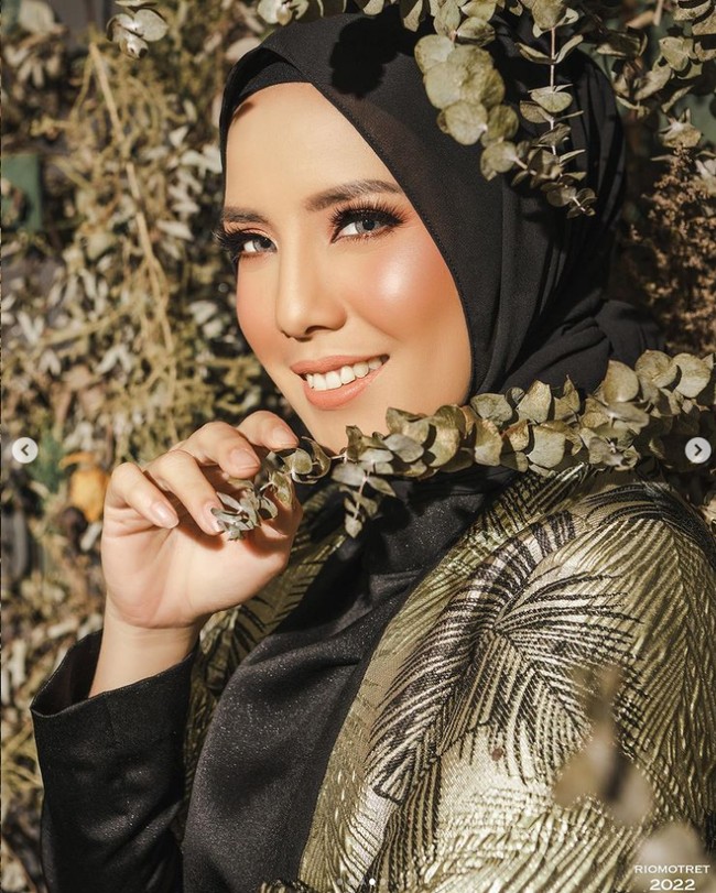 Pembawa acara dan aktris, Tya Ariestya mantap berhijab sejak pertengahan Januari 2022. Saat pertama tampil berhijab, Tya mengaku menerima beragam komentar dan kritik dari warganet tentang hijab yang ia kenakan. Artis yang didapuk menjadi duta taekwondo Indonesia itu kemudian memberikan tanggapannya. Ia mengucapkan rasa terima kasih karena sudah diingatkan. Tya ingin agar dirinya ingin belajar dan berproses secara perlahan.  Foto: Dok. Instagram @tya_ariestya.