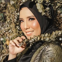 Pembawa acara dan aktris, Tya Ariestya mantap berhijab sejak pertengahan Januari 2022. Saat pertama tampil berhijab, Tya mengaku menerima beragam komentar dan kritik dari warganet tentang hijab yang ia kenakan. Artis yang didapuk menjadi duta taekwondo Indonesia itu kemudian memberikan tanggapannya. Ia mengucapkan rasa terima kasih karena sudah diingatkan. Tya ingin agar dirinya ingin belajar dan berproses secara perlahan.  Foto: Dok. Instagram @tya_ariestya.