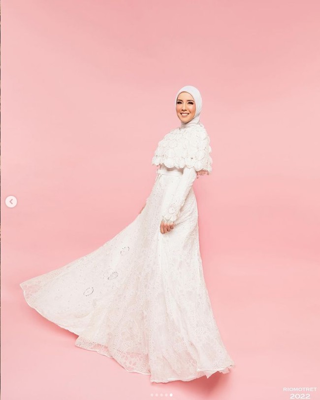 Pada saat itu Tya kemudian mengirimkan foto dirinya memakai hijab kepada suami dan dia mendapatkan pujian. Tya kemudian merasa tersanjung dan muncul keinginan dari dalam dirinya untuk berhijab dengan sendirinya. Benar-benar aku pakai piyama baru bangun tidur, masuk ke kamar mama terus aku lihat ada bergo langsung aku pakai aja. Aku duduk terus orang di sekliling aku itu biasa aja, tutur Tya. Foto: Dok. Instagram @tya_ariestya.