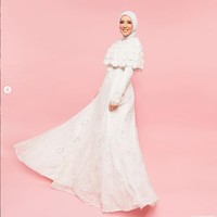 Pada saat itu Tya kemudian mengirimkan foto dirinya memakai hijab kepada suami dan dia mendapatkan pujian. Tya kemudian merasa tersanjung dan muncul keinginan dari dalam dirinya untuk berhijab dengan sendirinya. Benar-benar aku pakai piyama baru bangun tidur, masuk ke kamar mama terus aku lihat ada bergo langsung aku pakai aja. Aku duduk terus orang di sekliling aku itu biasa aja, tutur Tya. Foto: Dok. Instagram @tya_ariestya.