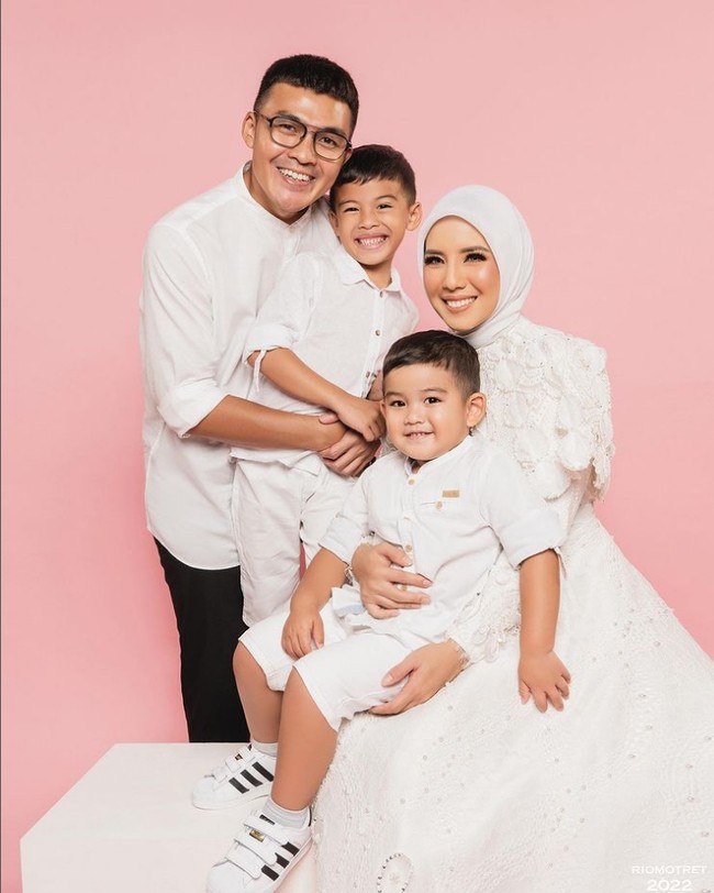 Pada hari pertama berhijab, Tya mengaku bingung memakai busana apa yang akan ia kenakan saat harus keluar rumah. Sang suami pun membantu Tya untuk memilih outfit, mulai dari hijab hingga sepatu. Foto: Dok. Instagram @tya_ariestya.