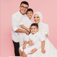 Pada hari pertama berhijab, Tya mengaku bingung memakai busana apa yang akan ia kenakan saat harus keluar rumah. Sang suami pun membantu Tya untuk memilih outfit, mulai dari hijab hingga sepatu. Foto: Dok. Instagram @tya_ariestya.