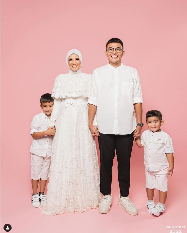 Saat melihat reaksi di sekitar orang rumahnya, Tya akhirnya mulai mencoba memakai hijab. Dan saat itu suami Tya, Muhammad Irfan Ratinggang yang baru bangun tidur langsung terkejut melihat Tya pakai hijab. Irfan pun ikut terharu sampai meneteskan air mata melihat penampilan baru sang istri. Foto: Dok. Instagram @tya_ariestya.