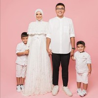 Saat melihat reaksi di sekitar orang rumahnya, Tya akhirnya mulai mencoba memakai hijab. Dan saat itu suami Tya, Muhammad Irfan Ratinggang yang baru bangun tidur langsung terkejut melihat Tya pakai hijab. Irfan pun ikut terharu sampai meneteskan air mata melihat penampilan baru sang istri. Foto: Dok. Instagram @tya_ariestya.