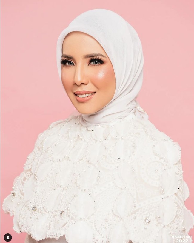 Ditanya Rio Motret tentang kisah hijrahnya, Tya mengaku semuanya terjadi tiba-tiba. Itu tuh benar-benar kayak nggak direncanain sama sekali karena aku habis dari Bali. Di sana pun pakai baju renang biasa. Terus nggak tahu kenapa pas di Jakarta, pas lagi kerja satu momen aku ada pemotretan buat iklan yang tadinya aku nggak pakai hijab, tiba-tiba pakai hijab. Nggak tahu tadinya aku mau video call kepada sang suami tapi nggak diangkat, kata Tya. Foto: Dok. Instagram @tya_ariestya.