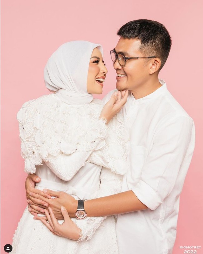 Sebenarnya aku nggak ada kejadian spiritual yang menggerakkan hati aku. Berhijab adalah salah satu ajaran aku. Inner circle aku sudah dukung aku berhijab. Tapi ada juga netizen yang tidak support, aku ini kan sedang proses belajar, ujar Tya Ariestya soal perjalanannya berhijab.  Foto: Dok. Instagram @tya_ariestya.