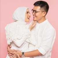 Sebenarnya aku nggak ada kejadian spiritual yang menggerakkan hati aku. Berhijab adalah salah satu ajaran aku. Inner circle aku sudah dukung aku berhijab. Tapi ada juga netizen yang tidak support, aku ini kan sedang proses belajar, ujar Tya Ariestya soal perjalanannya berhijab.  Foto: Dok. Instagram @tya_ariestya.