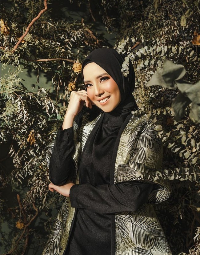 Tya Ariestya yang baru saja berhijab lalu menjalani sesi foto bersama fotografer kondang langganan selebriti Tanah Air, Rio Motret. Sesi foto tersebut mengusung dua konsep yaitu sesi foto pertama keluarga dan gaya glamour Tya dengan hijab. Rio ingin mengabadikan perubahan penampilan Tya Ariestya. Foto: Dok. Instagram @tya_ariestya.