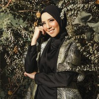 Tya Ariestya yang baru saja berhijab lalu menjalani sesi foto bersama fotografer kondang langganan selebriti Tanah Air, Rio Motret. Sesi foto tersebut mengusung dua konsep yaitu sesi foto pertama keluarga dan gaya glamour Tya dengan hijab. Rio ingin mengabadikan perubahan penampilan Tya Ariestya. Foto: Dok. Instagram @tya_ariestya.