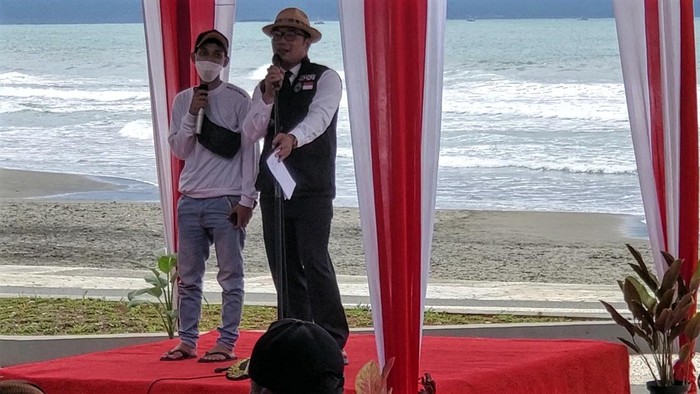 Gubernur Jawa Barat Ridwan Kamil menantang Rusdi Aldiansyah (28) alias Arab, pria asal Kampung Nangewer, Desa Pasir Suren, Kecamatan Palabuhanratu, Kabupaten Sukabumi untuk menikah bulan depan.