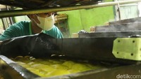 Hal ini dialami oleh para perajin tahu dan tempe di kawasan Bandung.