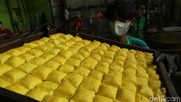 Begini aktivitas para pekerja di sentra pembuatan tahu di kawasan Cibuntu, Bandung, Jawa Barat, Kamis (10/2/2022).