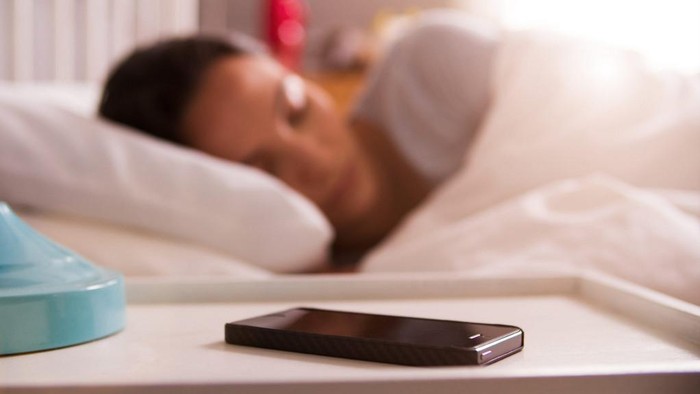 Charging HP Saat Tidur dapat Sebabkan Obesitas dan Diabetes