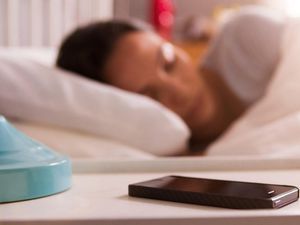 Charging HP Saat Tidur dapat Sebabkan Obesitas dan Diabetes