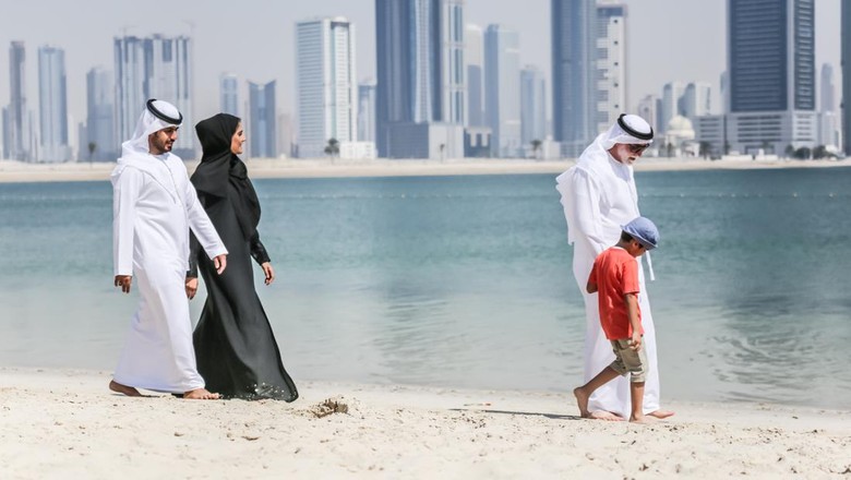 Ilustrasi keluarga di Arab Saudi Arab family walking on the autumn beach