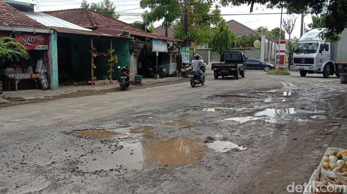 Jalan raya Gribig, Desa Gribig, Kecamatan Gebog, Kudus, kondisinya rusak parah, Kamis (10/2/2022).