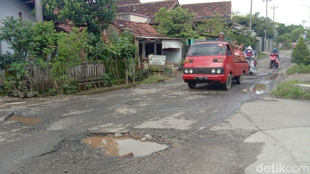 Jalan raya Gribig, Desa Gribig, Kecamatan Gebog, Kudus, kondisinya rusak parah, Kamis (10/2/2022).