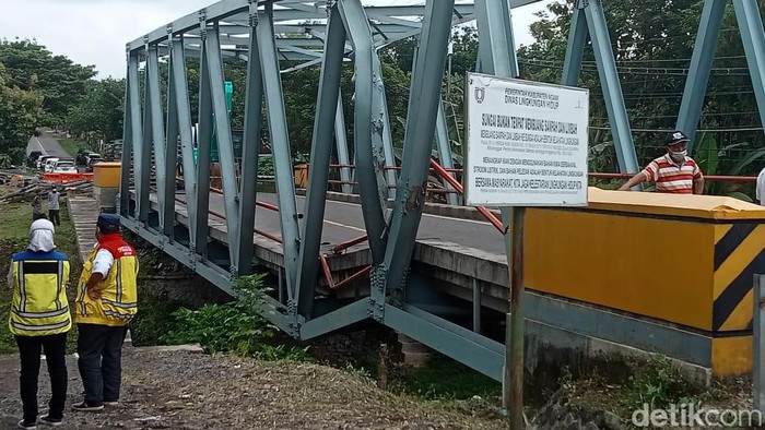 jembatan ngantru yang retak