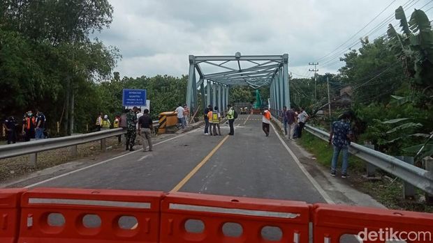 jembatan ngantru yang retak