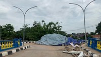 Adapun arah jalan dari jembatan menuju kampung Kepuh terpaksa ditutup untuk perbaikan.
