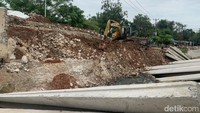 Sebagai informasi, Jembatan KW 6 atau dikenal dengan Jembatan Kepuh di Kabupaten Karawang ambles. Padahal jembatan tersebut baru saja diresmikan pada 29 Desember 2021 lalu.