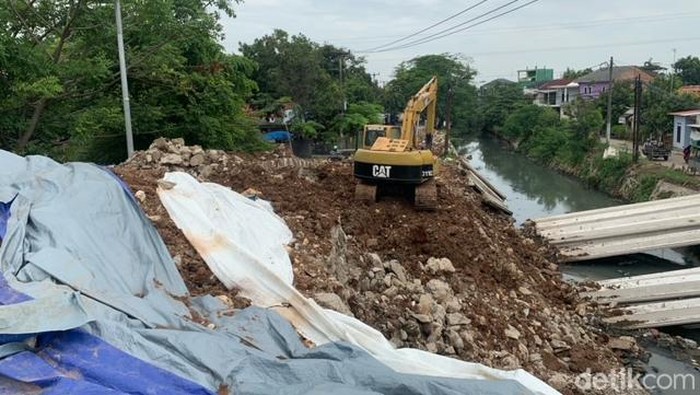 Jembatan 10 miliar yang ambles di Karawang atau dikenal jembatan kepuh ini sempat viral di media sosial karena ambles setelah 2 pekan diresmikan Bupati.