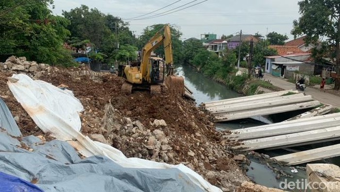 Jembatan VIral 10 M yang Rusak di Karawang Mulai Diperbaiki Jembatan 10 miliar yang ambles di Karawang atau dikenal jembatan kepuh ini sempat viral di media sosial karena ambles setelah 2 pekan diresmikan Bupati.