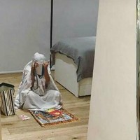 Kalau yang satu ini adalah kamar asisten rumah tangga di rumah Inul Daratista. Kamar ART tersebut tampak cukup nyaman dengan didominasi warna coklat. Bagian lantainya juga dilapisi dengan vinyl kayu. Foto: Instagram