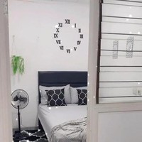 Tasyi Athasyia memilih mendesain kamar asisten rumah tangganyanya dengan desain minimalis namun tetap elegan. Kamar pembantu tersebut tampak didominasi oleh warna putih, abu-abu, dan hitam. Untuk menambah estetetika, Tasyi meletakkan sebuah tanaman gantung hias di bagian sudut ruangannya. Bak berada di kamar hotel bukan? Foto: Instagram
