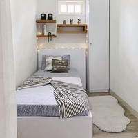Terakhir kamar tidur ART di rumah milik Natalie Sarah. Walaupun kecil, namun kamar tersebut tetap terlihat minimalis dan estetik. Untuk mempercantik ruangan Natalie juga menambahkan beberapa pajangan yang diletakkan di rak atas tempat tidur. Foto: Instagram