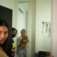 Demi kenyamanan para asisten rumah tangganya, Felicya Angelista juga membuatkan ruangan khusus untuk para ART nya tersebut. Ruangan tersebut sudah dilengkapi dengan kamar tidur, toilet, dan dapur. Foto: YouTube