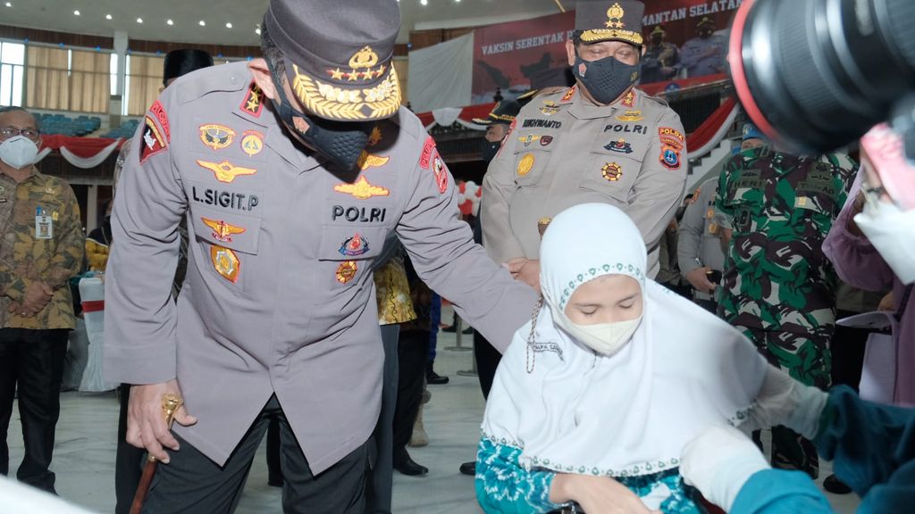 Kapolri Jenderal Listyo Sigit meninjau langsung vaksinasi serentak di wilayah Kalsel