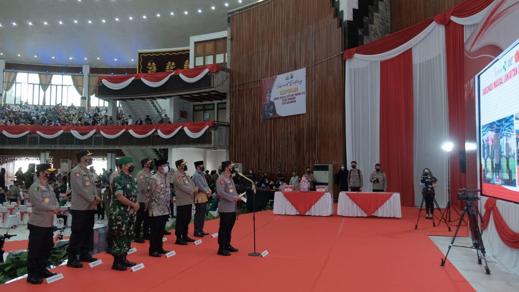 Kapolri Jenderal Listyo Sigit meninjau langsung vaksinasi serentak di wilayah Kalsel